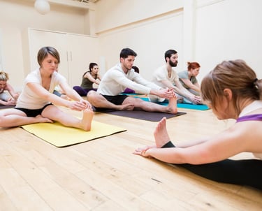 groupe de personnes en postures de yoga
