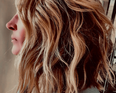 mujer enseñando su cambio de look