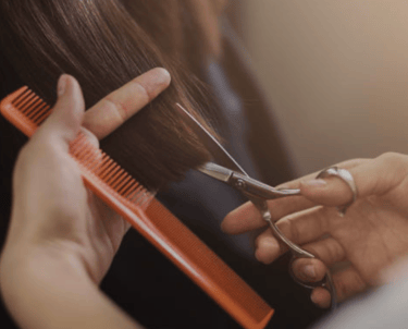 mujer cortando el pelo