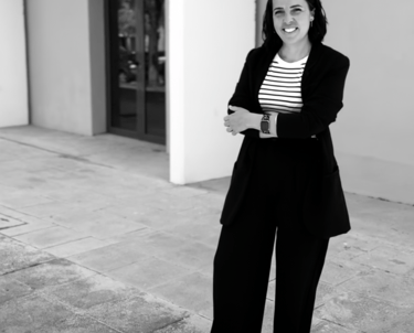 mujer en la puerta de su estudio