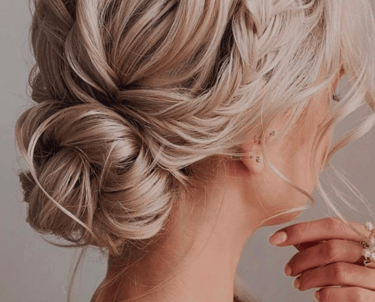 mujer con recogido de pelo para boda