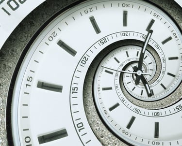 Ziffernblatt als Spirale-Symbol für Zeitdilatation in der Führung