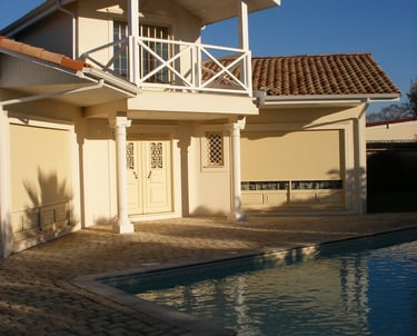 Peinture extérieure d'une maison, blanc crème, réalisée par Entreprise Couleurs Bassin