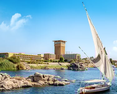 Navega por el río Nilo y explora los templos y tumbas antiguas a lo largo de sus orillas.Navegar por el río Nilo es un viaje 