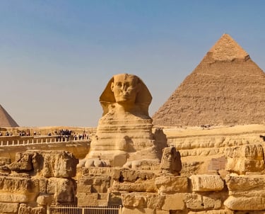 famosa de Giza es la Gran Pirámide de Giza, una de las Siete Maravillas del Mundo Antiguo. La pirámide, construida hace más d