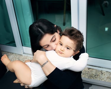 Mãe abraçando e beijando o filho