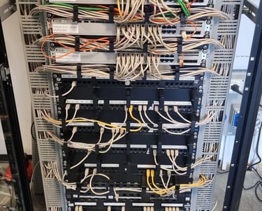 Armadio rack con cablaggi e centraline per impianto di sicurezza