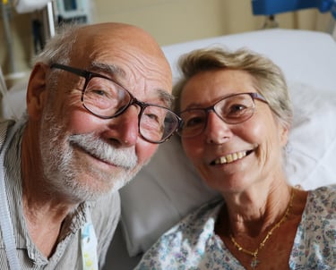 Couple heureux sur lit d'hôpital