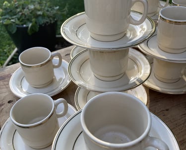 Une table avec une pile de tasse à café