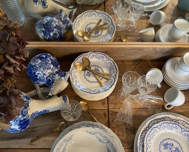 une table avec plusieurs assiettes et bols