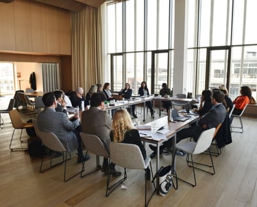 Réunion d'entreprise. Les employés discutent autour d'une table dans une grande salle de réunion