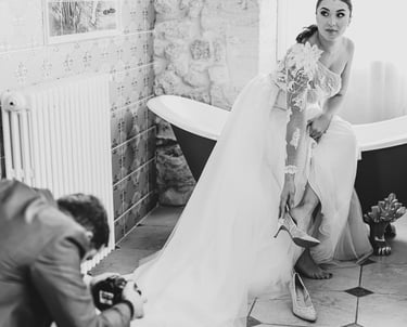 la mariée, pendant ses préparatifs, entrain de se faire prendre en photo 