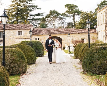 une photo des mariés entrain de marcher pour aller à leur cérémonie laïque