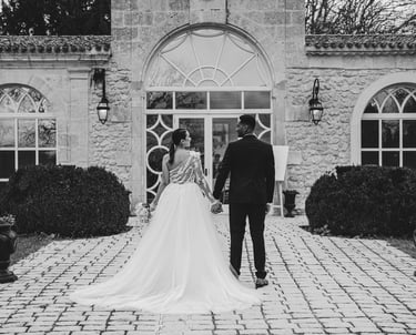 les mariés devant leur salle de réception