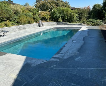 Pool mit grauen Steinplatten und gepflegtem Garten – j. Landolt Gartenbau GmbHt in Bülach