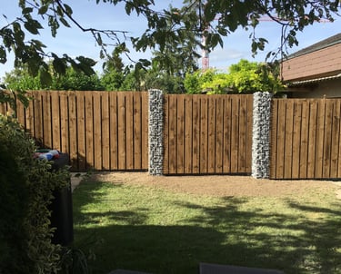 j.landolt gartenbau GmbH in Bülach -Seitenwand aus Holzlatten und Gabionen – Gartenbauer 8180