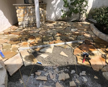 Natursteinplatten-Verlegung in Bülach – Gartenbau mit Präzision von J. Landolt Gartenbau GmbH.