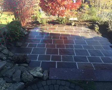 Gartenbau Bülach: Naturstein-Terrasse im Bau – Sichtbare Qualität vom Profi.