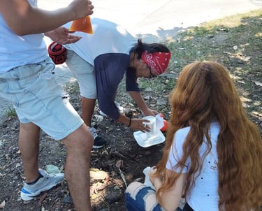 Gesto solidario de una pareja que entrega almuerzos a personas en situación vulnerable.