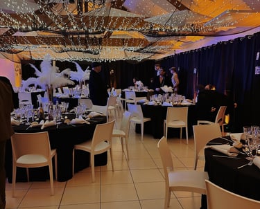 Salle de réception sur le thème année 20 avec des plumes et un plafond étoilé