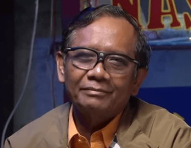 a man in a suit and tie with a tie