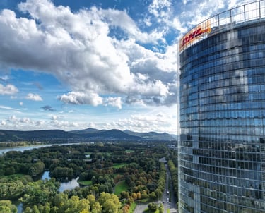 Luftaufnahme Bonn Rheinaue, DHL Tower mit Blick auf das Siebengebirge