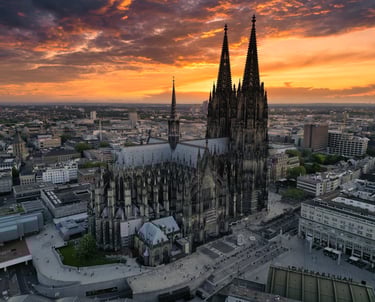 Luftaufnahme des Kölner Dom bei Sonnenuntergang