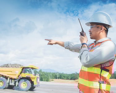 Ingeniero de Mina dirigiendo trafico de acarreo con radio PoC