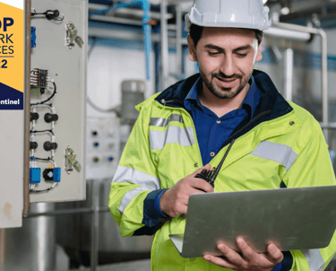 Ingeniero de Mantenimiento realizando mediciones y confirmando información por medio de su radio PoC