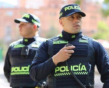 Elementos de policía en comunicación con su radio MCPTT PoC
