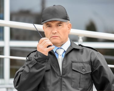 Guardia de seguridad observando y reportando incidente por medio de su Radio PoC