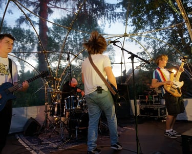 Junge Musiker spielen beim Spargelfest auf einer Kleinkunstbühne
