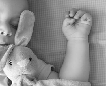 bébé qui dort avec peluche dont les parents ont été consulté sophie jobbé pour difficulté de sommeil