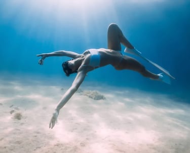 femme qui fait de l'apnée en eau chaude en maillot de bain