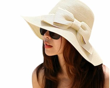 femme porte chapeau et lunette