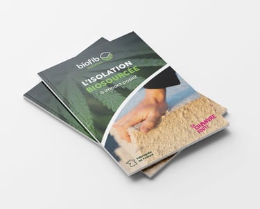 Un catalogue de produit biosourcée avec une main tenant de l'isolant