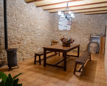 Sala de reuniones en la planta baja de Carmens Rural, Sant Jordi