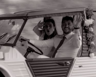 Hélène et didou au volant d'une Méhari