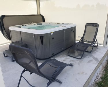img src="chemin/vers/image-spa.jpg" alt="Spa thérapeutique 6 places avec jets massants">