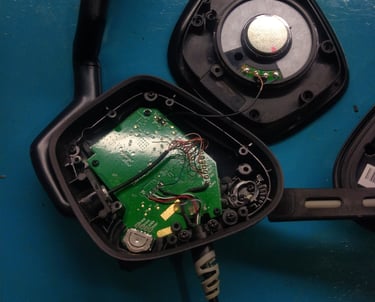 Headset sendo reparado