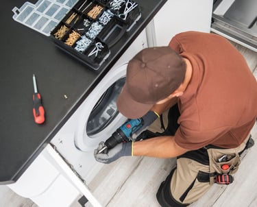 Servicemonteur repariert Waschmaschine