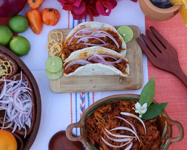 Mesa con tacos de cochinita