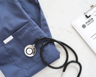 Arztkleidung und Anamnesebogen – meta radiologie