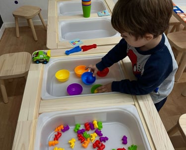 Kind bei Montessori-aktivität in der Lernförderung – spielerisches Lernen und motorische Entwicklung