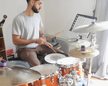 professeur batterie entrain d'enseigner