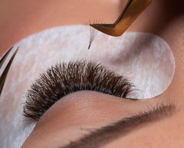 kosmetikausbildung-in-bayern Kosmetikausbildung Nageldesign Fußpflege Wimpernstylist Wimpern