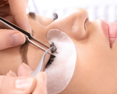 kosmetikausbildung-in-bayern Kosmetikausbildung Nageldesign Fußpflege Wimpernstylist Wimpern