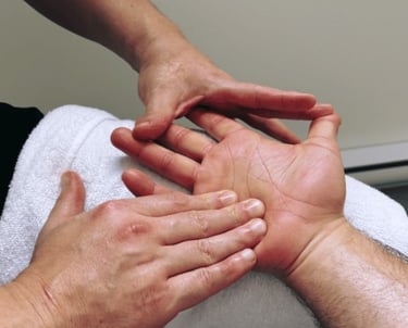 Manipulation thérapeutique de la main avec Active Release pour améliorer la mobilité.