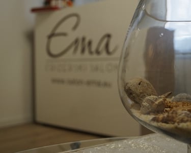 Detalj interijera Frizerskog salona Ema Zagreb – recepcija s logotipom salona i dekorativna staklena