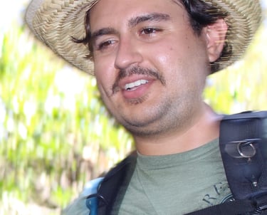 Gabriel Alvarez with a hat and a backpacker